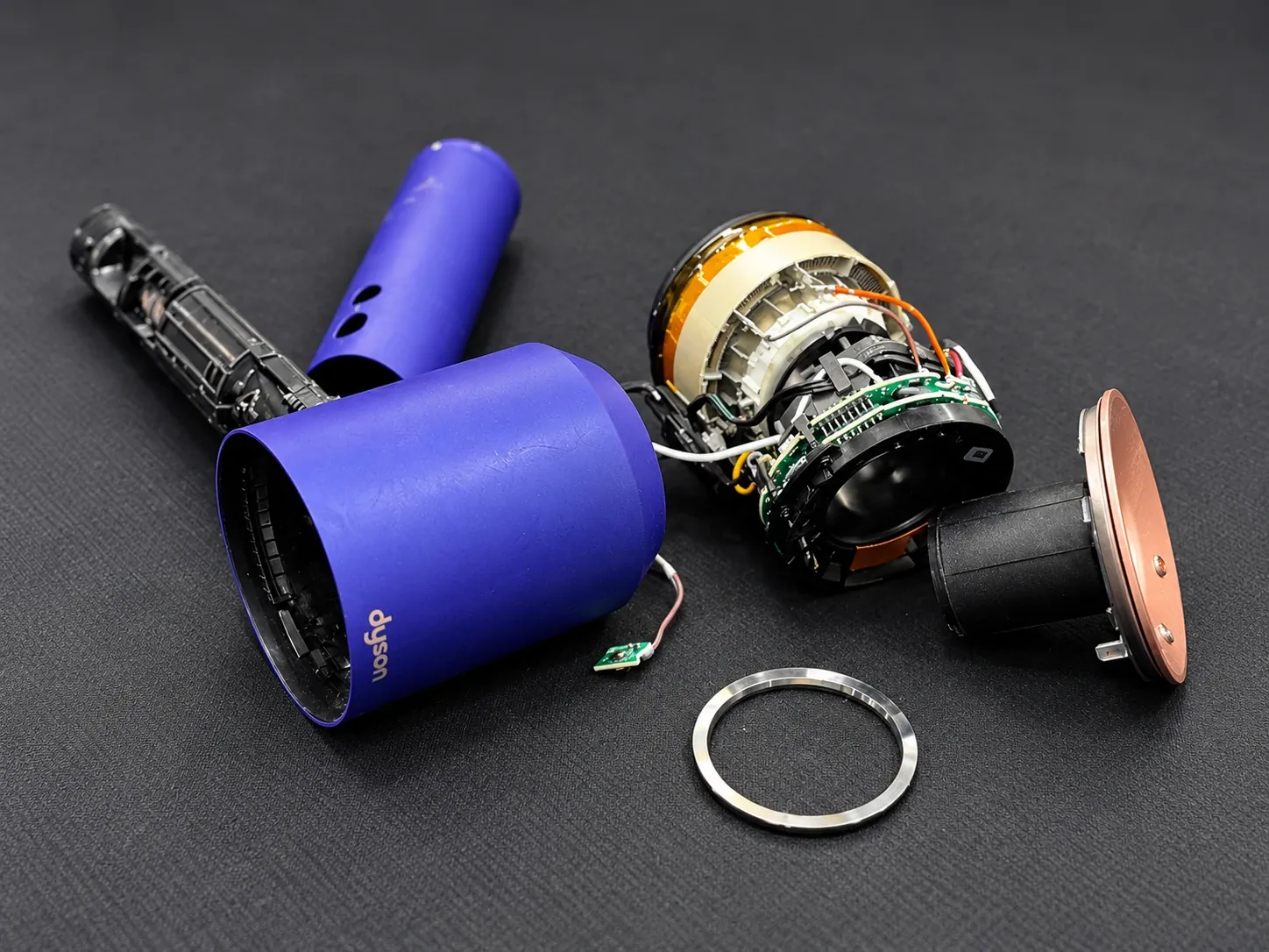 Rozebraný Dyson Supersonic – motor, topné těleso a elektronika